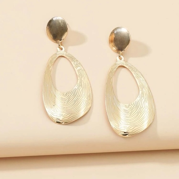 GOLDEN TEXTURED HOLLOW DROP EARRINGS - Picture 3 of 4